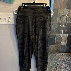 Camo cropped align joggers size 8